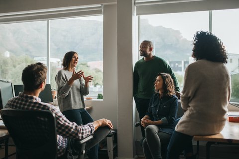 Verschiedene Designer besprechen ein Projekt während einer Besprechung im Büro