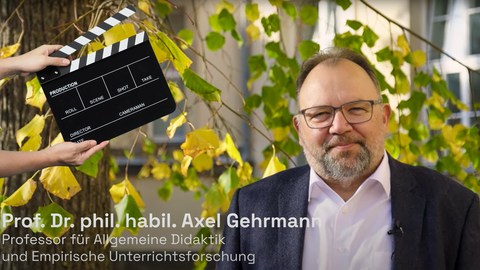 Portrait-Aufnahme eines Mannes mit Brille vor einem Baum 