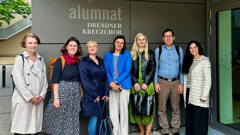Gruppenbild mit 7 Personen vor dem Eingang Dresdner Kreuzchor