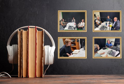 Buchstapel mit Kopfhörer drum rum. Daneben hängen Fotos von Aufnahmesituationen in Podcasts