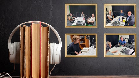 Buchstapel mit Kopfhörer drum rum. Daneben hängen Fotos von Aufnahmesituationen in Podcasts