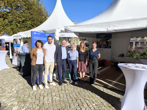 Gruppenbild mit 6 Personen vor Veranstaltungszelten