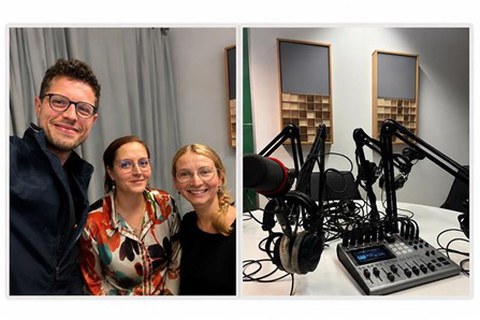 Zweigeteiltes Bild; links: 3 Personen-Selfie; rechts: Podcastequipment auf einem Tisch