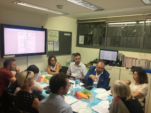Bild einer Runde von 9 Personen, die im Rahmen der Tagung "The Story of Innovation in Teacher Education“ am MOFET-Institut in Tel-Aviv (Israel) an einem Tisch zusammensitzen.