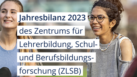 2 junge Frauen sitzen auf einer Wiese und lachen dabei.