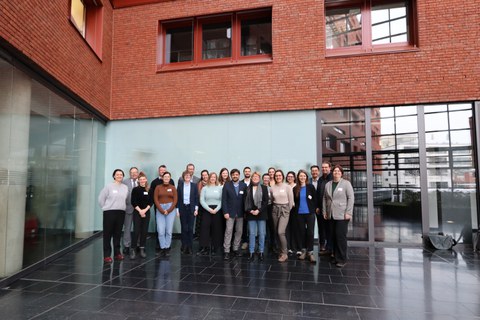 Gruppenbild mit ca. 20 Personen in einem Foyer