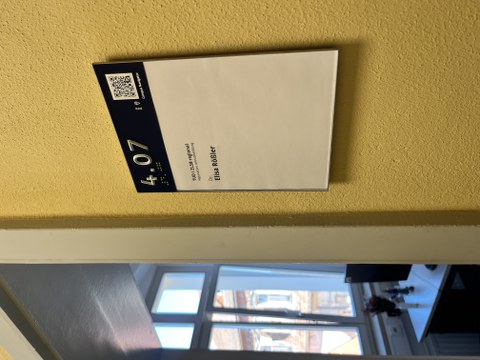 Türschild eines Büros