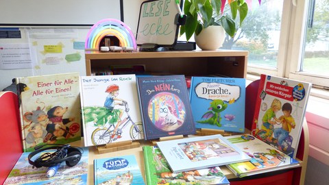 Ein Regal mit verschiedenen Büchern für das Grundschulalter