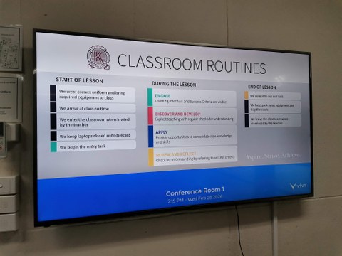Ein Bildschirm, der Schulregeln zeigt.