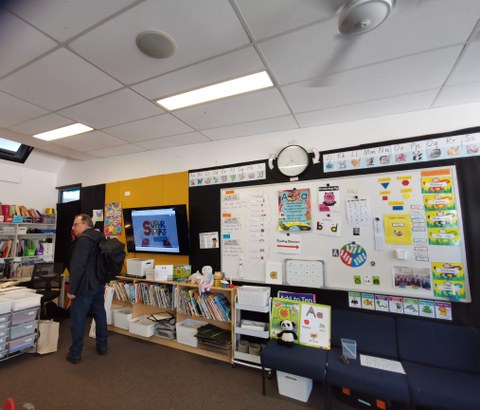 Auf dem Foto ist ein Grundschulklassenzimmer mit Whiteboard und vielen bunten Lehrmaterialien zu sehen.