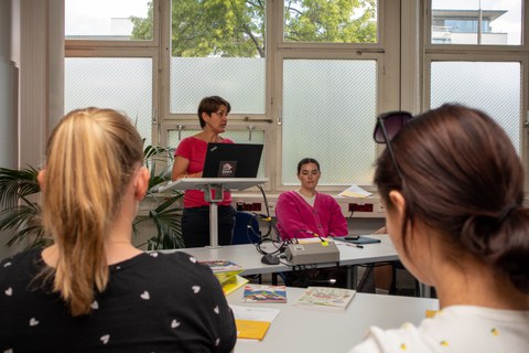 Frau hält Vortrag in einem Besprechungsraum 