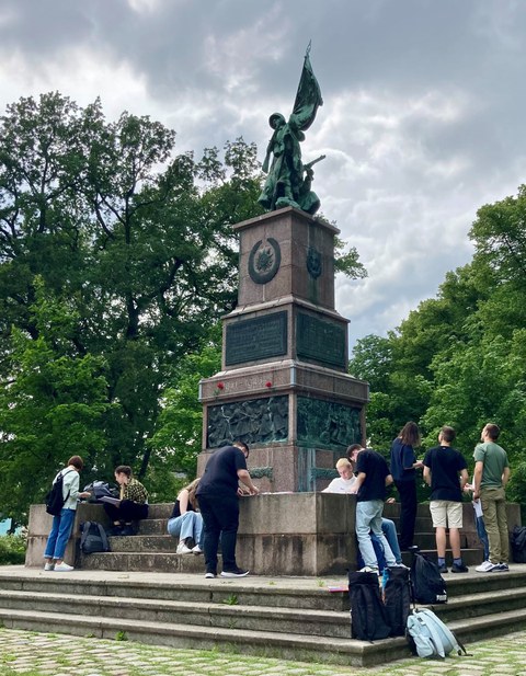 Das Bild zeigt Schüler:innen des Gymnasiums Frankenberg am Sowjetischen Ehrenmal am Olbrichtplatz in Dresden.