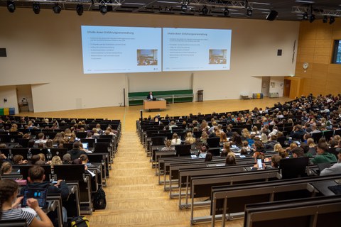 Voller Hörsaal von hinten fotografiert