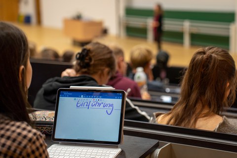 Laptop mit TEet "Einführung" auf einem Tisch im Hörsaal