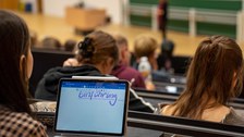 Laptop mit TEet "Einführung" auf einem Tisch im Hörsaal