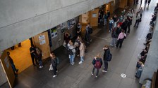 Foyer des Hörsaalzentrums mit Studenten 