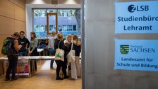 Raum voller Studentin in Beratungsgesprächen 