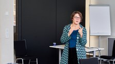 Katharina Schmitt von der TU Dresden hält einen Vortrag.