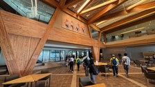 Foyer eines modernen japanischem Gebäude in Holz Optik