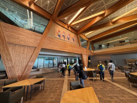 Foyer eines modernen japanischem Gebäude in Holz Optik