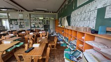 Ein Klassenzimmer, welches vor Jahres evakuiert wurde. Deshalb noch alle Gegenstände unberührt vorhanden