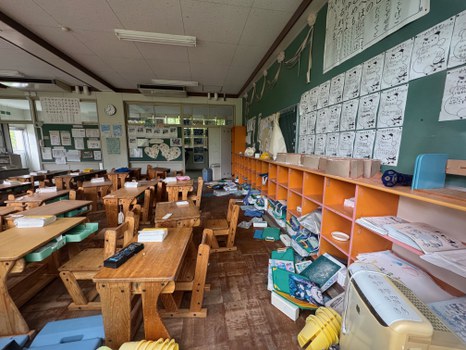 Ein Klassenzimmer, welches vor Jahres evakuiert wurde. Deshalb noch alle Gegenstände unberührt vorhanden