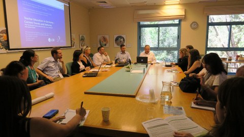 Bild einer Runde von 16 Personen, die im Rahmen der Tagung "The Story of Innovation in Teacher Education“ am MOFET-Institut in Tel-Aviv (Israel) an einem großen Tisch zusammensitzen.