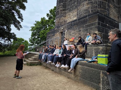 Auf dem Bild sieht man die Teilnehmenden des Gedenktages vor dem Platz am Bismarckturm