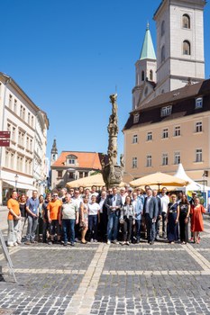 Gruppenbild mit ca 40 Personen in der Altstadt von Zittau