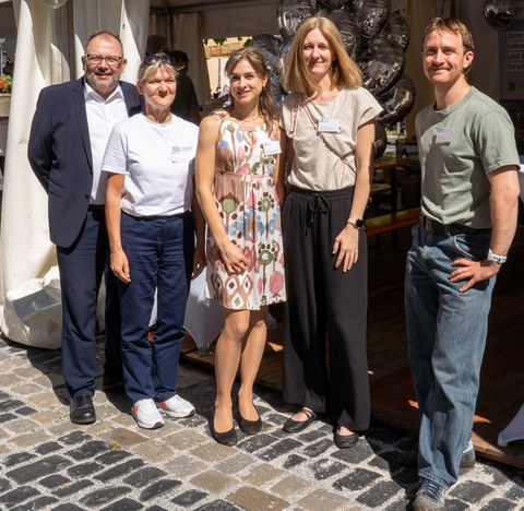 5 Personen stehen in einer Reihe zum Gruppenbild