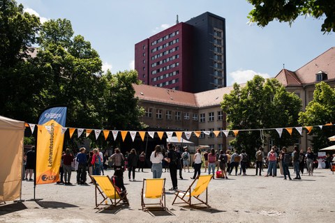 Das Bild zeigt  Besucher:innen des Lehramtsfests "Teachermania" zu sehen, das am 02.06.2022 am Weberplatz der TU Dresden stattfand.