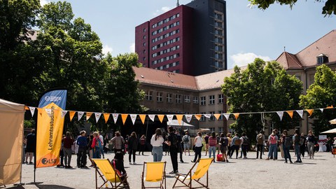 Das Bild zeigt  Besucher:innen des Lehramtsfests "Teachermania" zu sehen, das am 02.06.2022 am Weberplatz der TU Dresden stattfand.