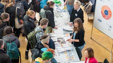 Infostand des Studienbüros zum Uni Live Tag 2024 im Dülfersaal der TUD