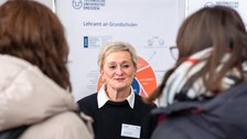 Mitarbeiterin des ZLSB am Infostand des Studienbüros