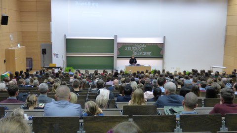 Bild der feierlichen Zeugnisübergabe der AbsolventInnen des Lehramtsstudiengangs für Grundschulen in einem Hörsaal.