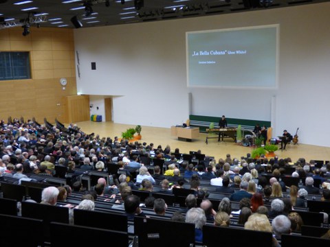 Bild der feierlichen Zeugnisübergabe der AbsolventInnen der Lehramtsstudiengänge für Oberschulen, Gymnasien und berufsbildenden Schulen im Audimax.