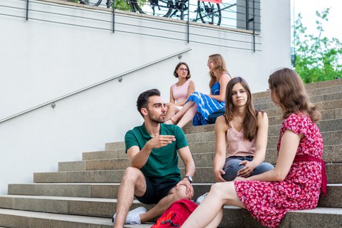 Studierende unterhalten sich auf dem Campus
