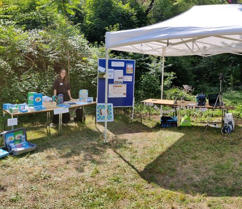 Auf dem Foto ist der Infostand des Lehr-Lern-Raums Inklusion auf der TEACHERMANIA, dem ersten Lehramtsfest der TU Dresden, zu sehen.