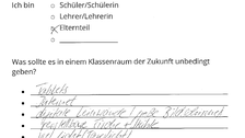 Eine von einem Elternteil ausgefüllte Umfrage zum Thema Wünsche für ein Klassenzimmer der Zukunft zeigt, dass er/sie sich Tablets, Internet, digitale Leinwände bzw. große Bildschirme, verstellbare Tische und Stühle sowie viel Licht wünscht.