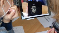 Studierende nutzen einen Mergecube, um sich den Schädel des Sensationsfundes „Turkana Boy“ anzeigen zu lassen.