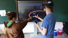 Studierende testen die VR-Brille und zeichnen in Virtual Reality auf Basis von Beschreibung eine geometrische Figur.