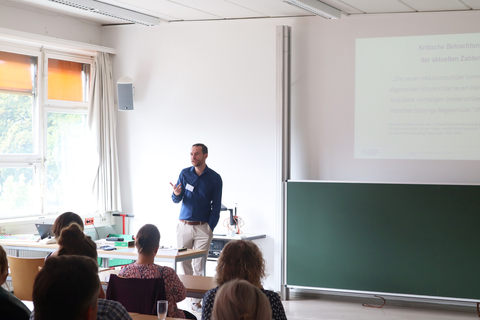 Dr. Frank Beier referiert zum Konzept des Lehr-Lern-Raumes Inklusion.