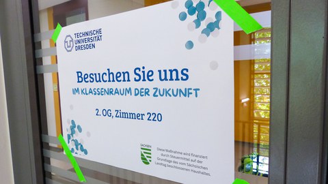 Willkommensschild zum Schulfest an einer Tür 