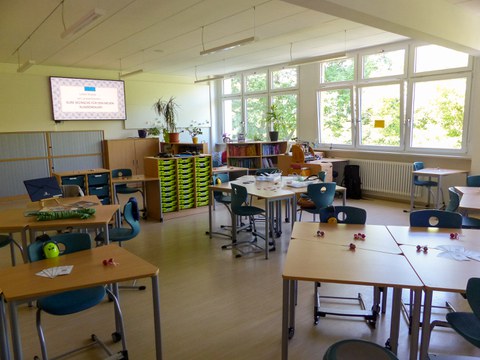 Leeres Klassenzimmer, welches auf inklusiven Unterricht ausgerichtet ist