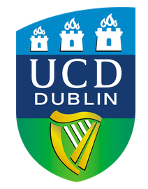 Rundes Universitätslogo mit Harfe im Wappenschild und umlaufendem Schriftzug „University College Dublin“