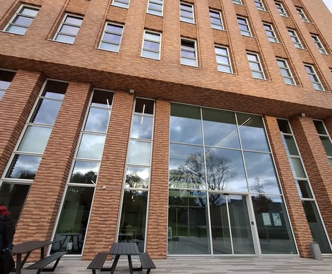 Foto: Ansicht des Eingangs zu einem Gebäude der TU Bergakademie Freiberg