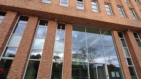 Foto: Ansicht des Eingangs zu einem Gebäude der TU Bergakademie Freiberg