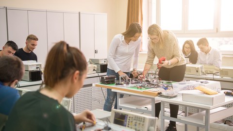 Foto: Klassenraum, in dem junge Menschen Experimente durchführen.