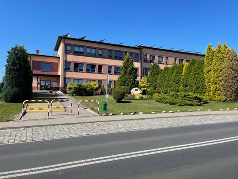 Schulgebäude der Grunschule Szkoła Podstawowa in Skrzyszów, Polen