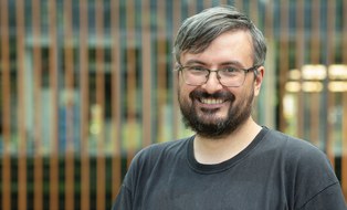 Portraitbild eines Mannes mit Brille